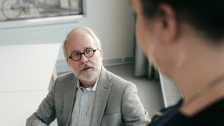 Två lärare vid högskola samtalar.