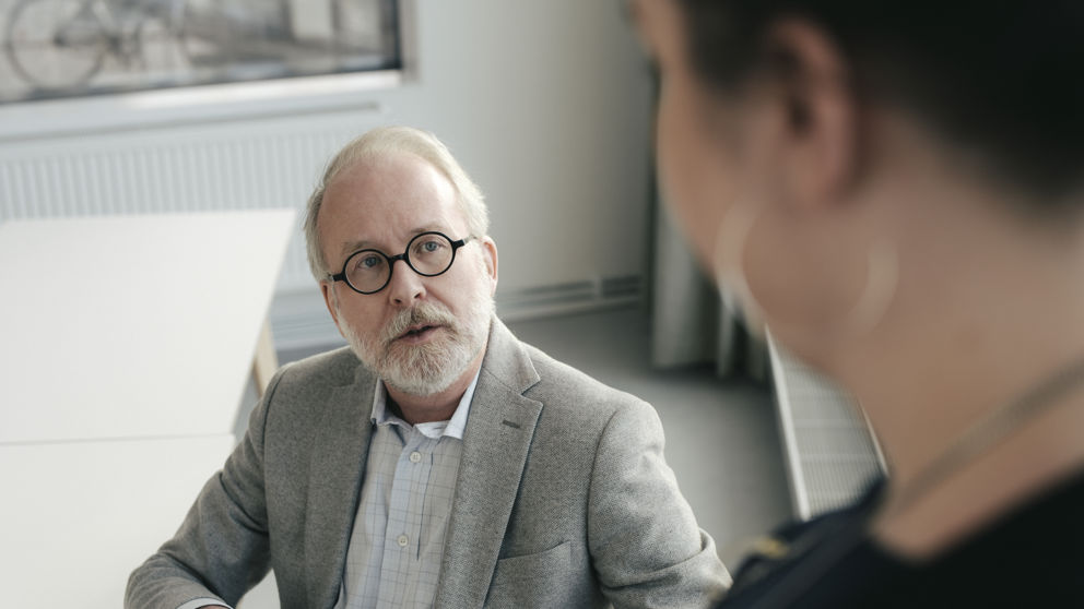 Två lärare vid högskola samtalar.