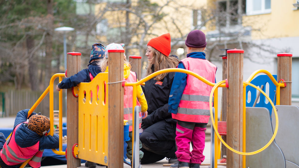 Förskollärare med elever i klätterställning i Hammarbyhöjden, Stockholm.
