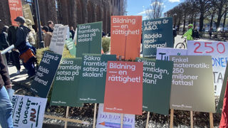 Manifestation med plakat utanför Stockholms stadshus maj 2023