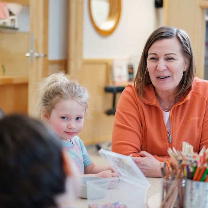 Förskollärare med elever.