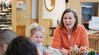 Förskollärare med elever.