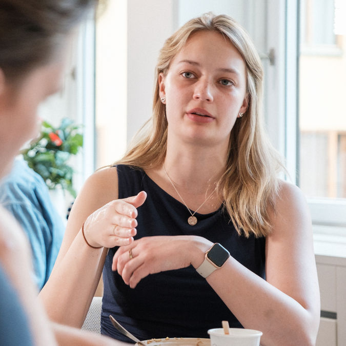Kvinnlig lärarstudent i fokuserat samtal.