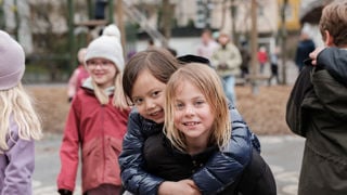 Elever leker utomhus höst eller vår, på Karlbergs skolors fritidshem.