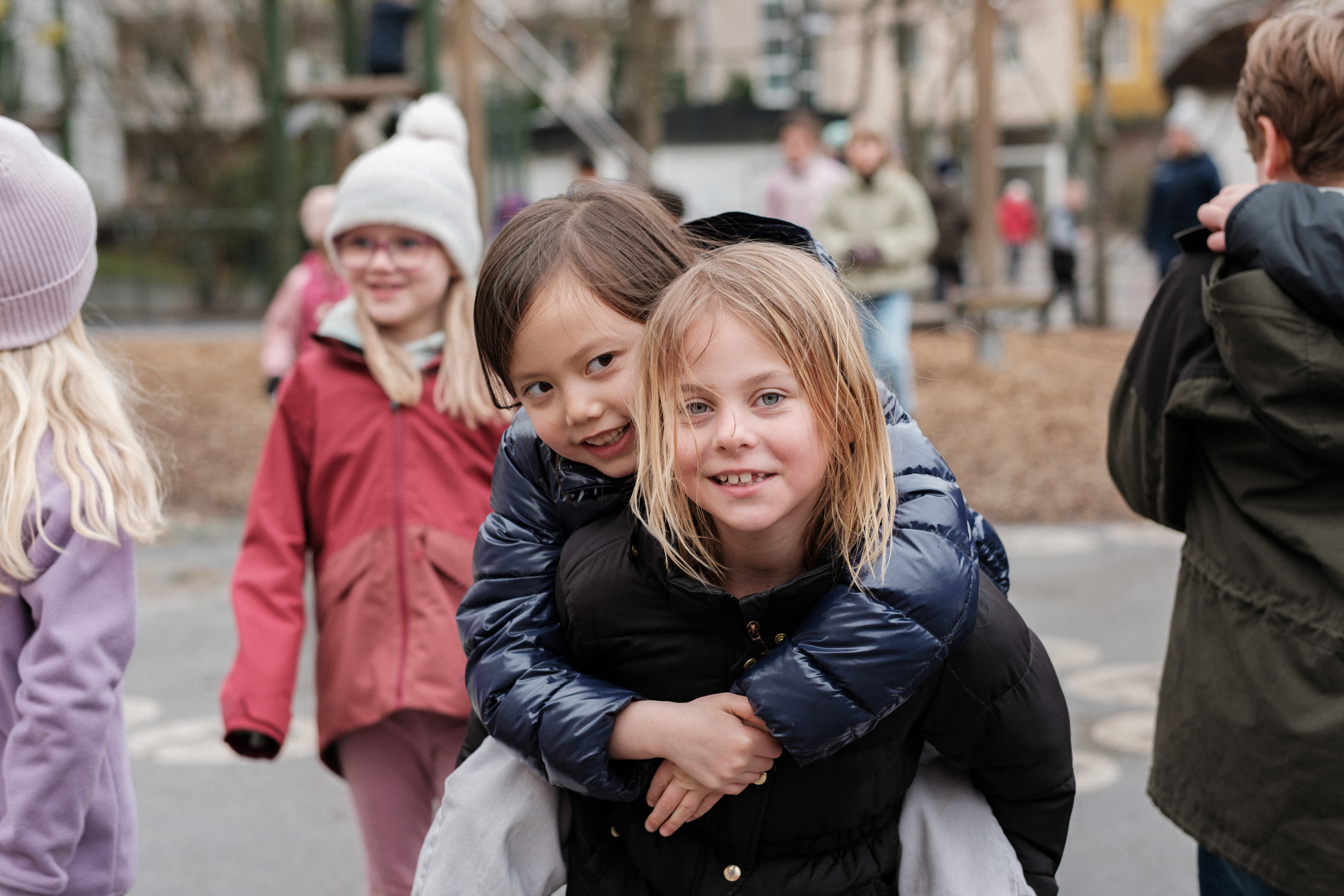 Elever leker utomhus höst eller vår, på Karlbergs skolors fritidshem.