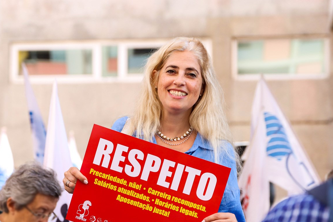 Kvinna i Portugal demonstrerar för bättre arbetsvillkor.