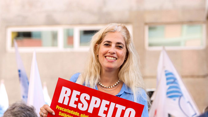 Kvinna i Portugal demonstrerar för bättre arbetsvillkor.