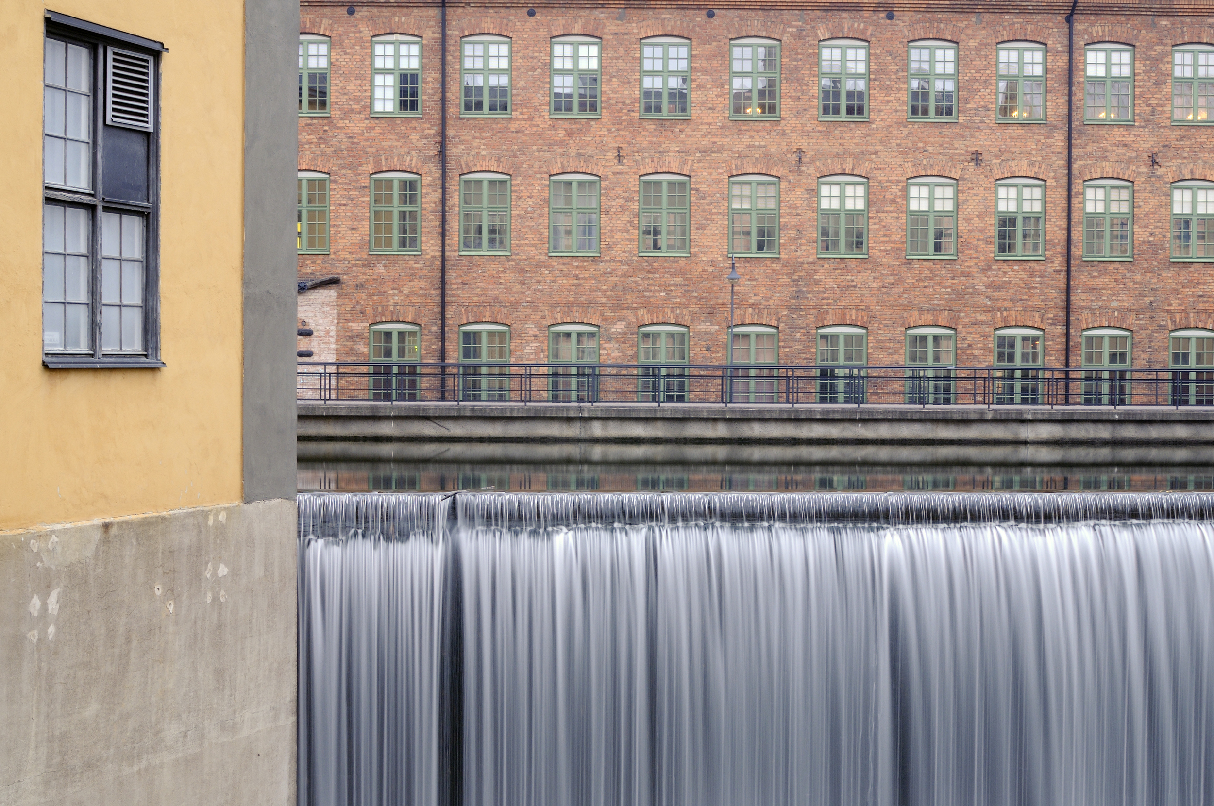 Vattenfall vid industriområde.