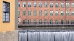 Vattenfall vid industriområde.