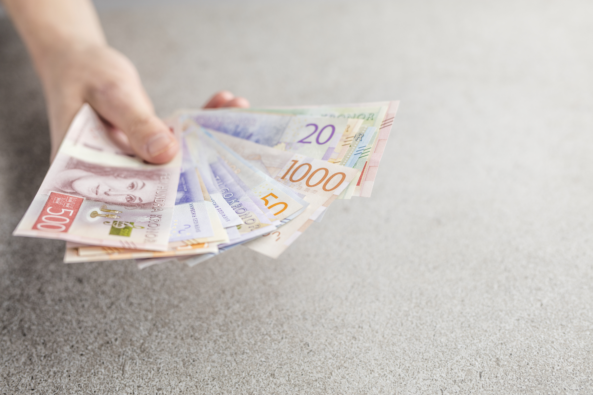 Person håller i de nya sedlarna