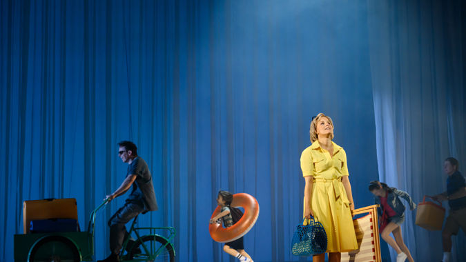 Pensionat Oskar av Jonas Gardell, premiär 25 april, Stora scenen
Kulturhuset Stadsteatern 2025
Regi: Jakob Höglund
Scenografi och kostym: Sven Haraldsson
På scenen
Rune Runeberg
Henrik Norlén
Gunnel Runeberg
Helena af Sandeberg
Trollkarlen Petrus
Hampus Hallberg
Fru Dagerman
Emma Österlöf
Herr Dagerman
James Lund
Pensionatföreståndaren
Sven Ahlström
Man i morgonrock
Per Sandberg
Henning
Bengt Braskered
Ing-Marie
Cecilia Wrangel Skoug
Evelyn
Anna Takanen
Hjördis
Siri Hamari
Viktor
Ivar-Lo af Sandeberg
David Francett
Lotta
Yaseniya Apalonina
Lilly Lexfors
US
Pablo Leiva Wenger
Produktion
Av
Jonas Gardell
Regi
Jakob Höglund
Scenografi och kostym
Sven Haraldsson
Ljus
Mikael Kratt
Mask
Patricia Svajger
Komposition
Eeva Kontu