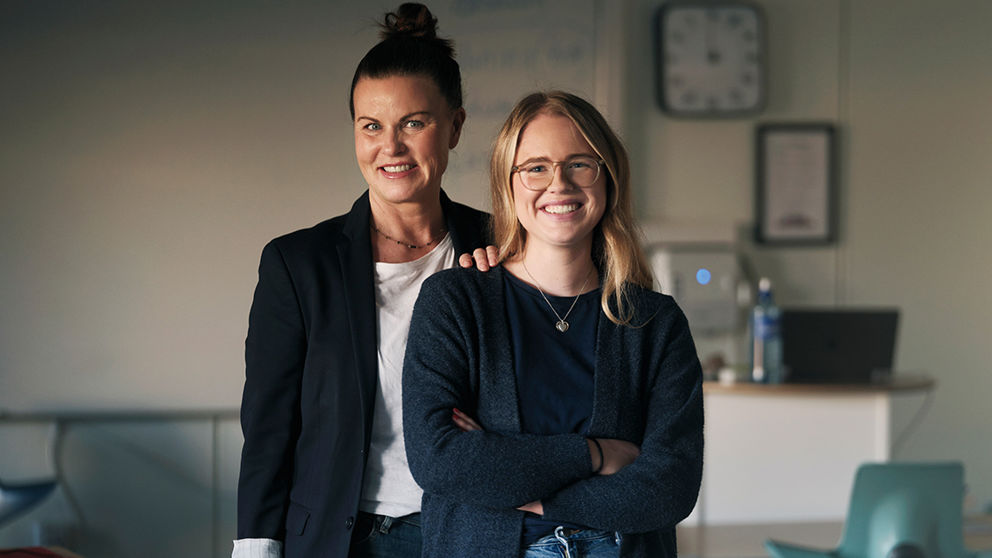 Anna Persson med sin kollega, nya läraren Linn Öhlin