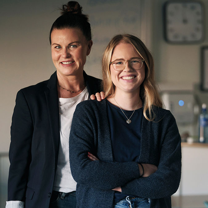 Anna Persson med sin kollega, nya läraren Linn Öhlin
