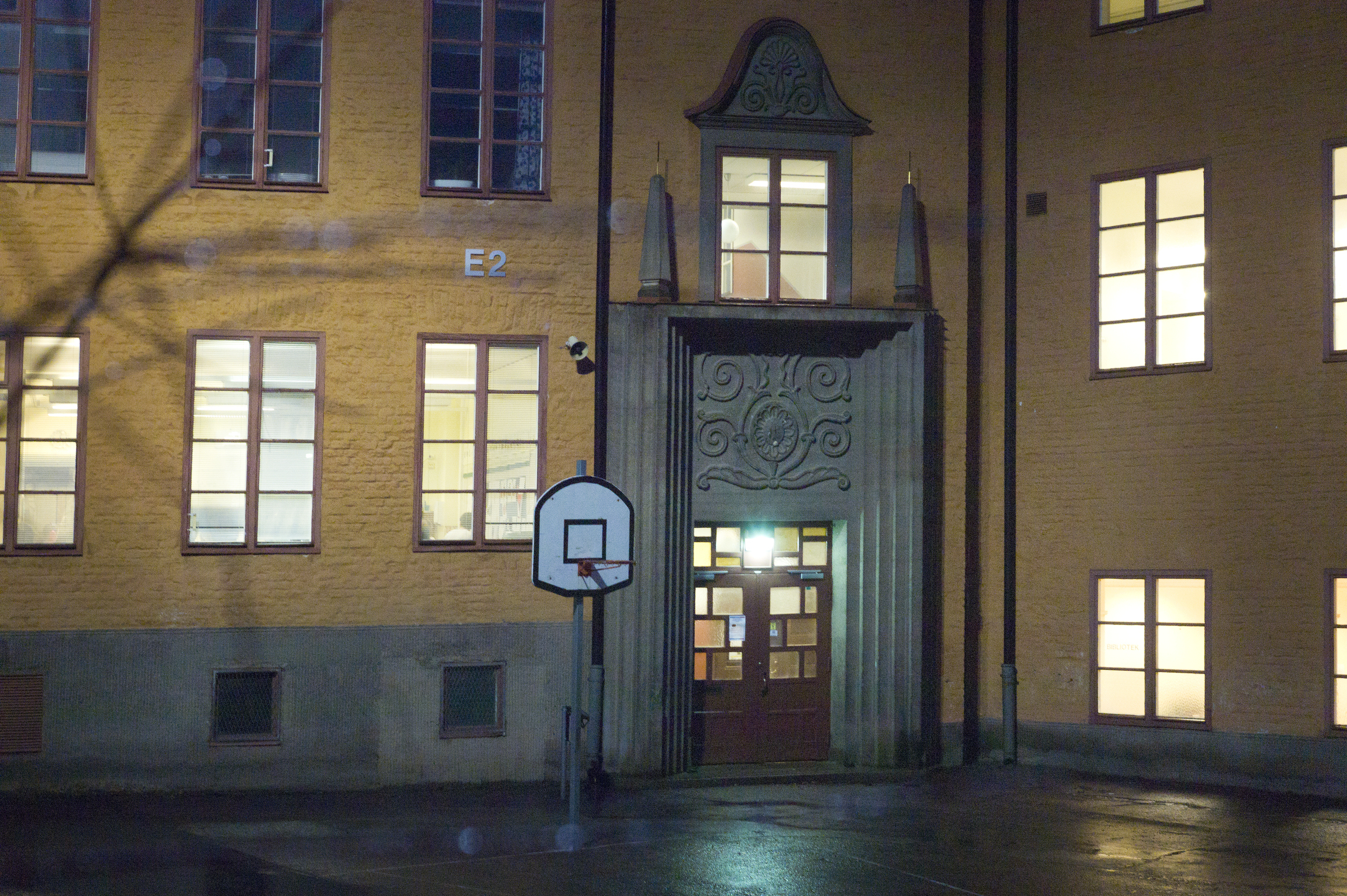 Skolgård med basketkorg