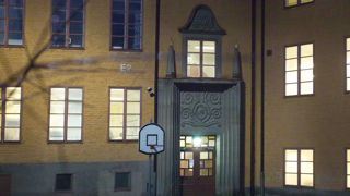 Skolgård med basketkorg