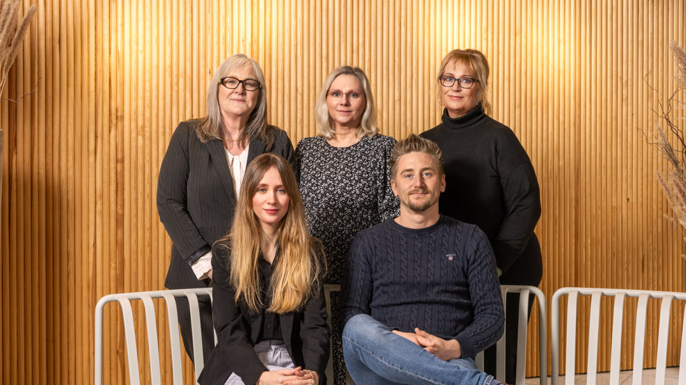 250329 Berit Haugen, Eva-Marie Pålsson, Lina Ali, Jenny Ivarsson, Glenn Castenbladh Rafors, poserar för en gruppbild under en fotografering den 29 mars 2025 i Göteborg. 
Foto: Nicklas Elmrin / BILDBYRÅN / COP 206 / NE0404