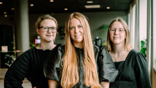 Sveriges Lärarstudenters presidium 25/26: ordförande Emma Arvidsson (mitten), förste vice ordförande Emma Petersson (till vänster), andre vice ordförande Marie Borglin (till höger). Foto: Viktor Johansson.