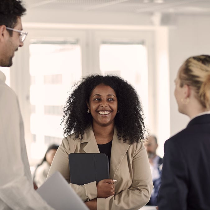 Tre kollegor samtalar i kontorsmiljö Tre kollegor samtalar i kontorsmiljö Tre kollegor samtalar i kontorsmiljö