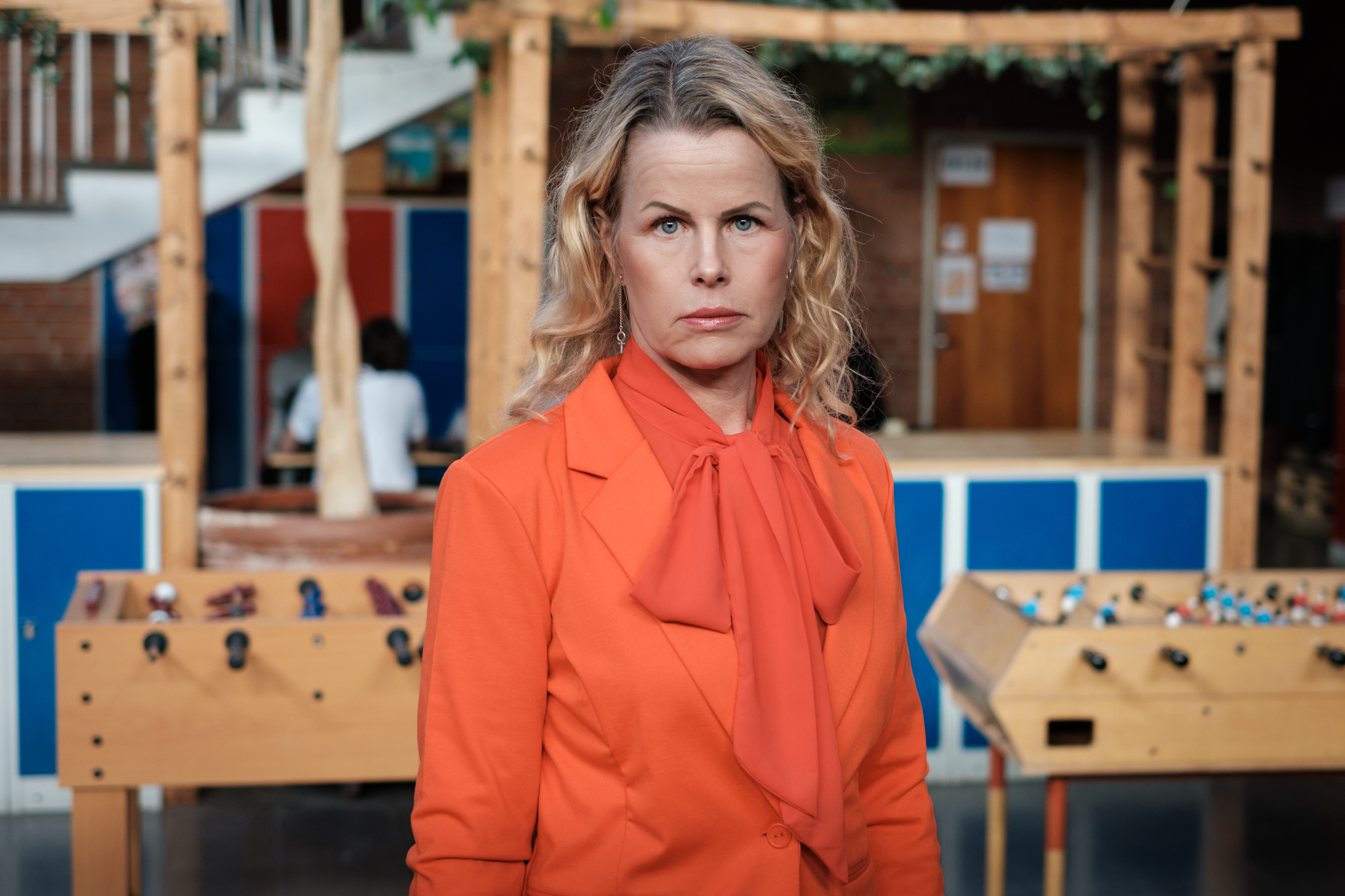 Förbundsordförande Anna Olskog med allvarlig blick i skolmiljö.