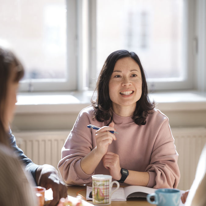 Kvinnliga grundskollärare under möte.