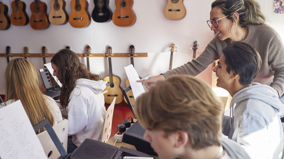 Elever och lärare under en musiklektion