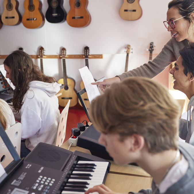 Elever och lärare under en musiklektion