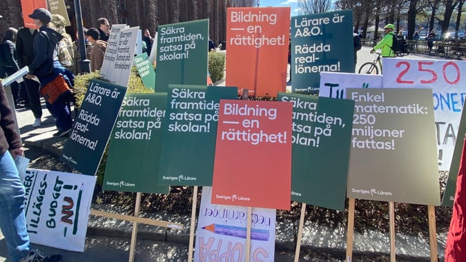 Manifestation med plakat utanför Stockholms stadshus maj 2023
